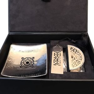 Coffret parfait pour un cadeau, se conposant d'un plateau, d'un marque page et d'un porte mouchoir tout en cuivre avec des motifs traditionnels et une finition à la main soignée.