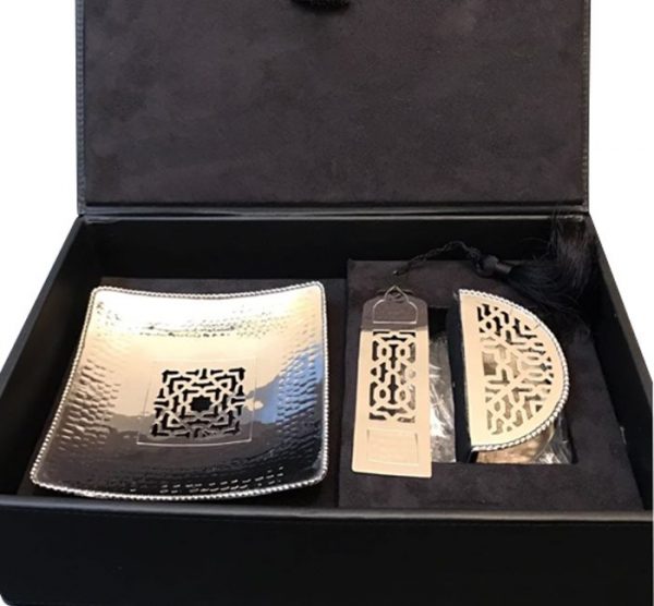Coffret parfait pour un cadeau, se conposant d'un plateau, d'un marque page et d'un porte mouchoir tout en cuivre avec des motifs traditionnels et une finition à la main soignée.