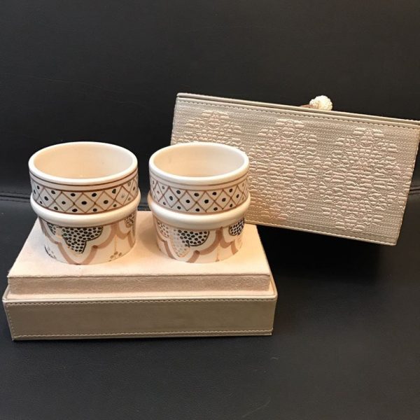 "Coffret de deux verres de thé en céramique décoré en graphique traditionnel. La boite étant en velour avec une petite touche marocaine en broderie, est un cadeau idéal à offrir. "