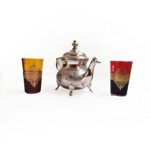 Service de thé artisanal comportant une théière marocaine en argenté typique en plus des verres de thé traditionnel en différentes couleurs s'adatant avec tout type de salon de thé. Modèle disponible en plusieurs couleurs