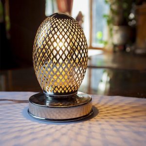 Lampe traditionnel très chic avec ses motifs original et sa forme arrondis, parfaite pour une décoration marocaine moderne.
