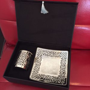 Coffret en velour très chic et raffiné contenant un plateau et un bougeoire. Idéal pour une décoration de bureau avec sa touche marocaine typique.