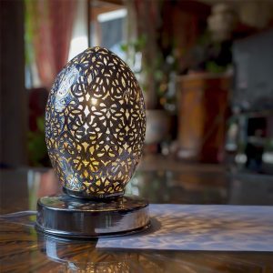 Lampe traditionnel très chic avec ses motifs original et sa forme arrondis, parfaite pour une décoration marocaine moderne.