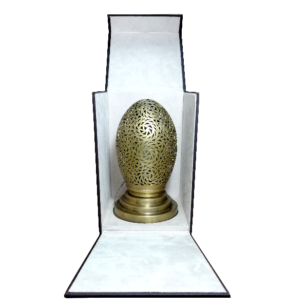 Coffret Photophore Ovale Artisanal, Lampe traditionnel très chic avec ses motifs original et sa forme arrondis, parfaite pour une décoration marocaine moderne.
