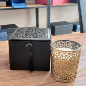 Coffret Bougie Artisanale en Métal Doré avec Motifs Géométriques