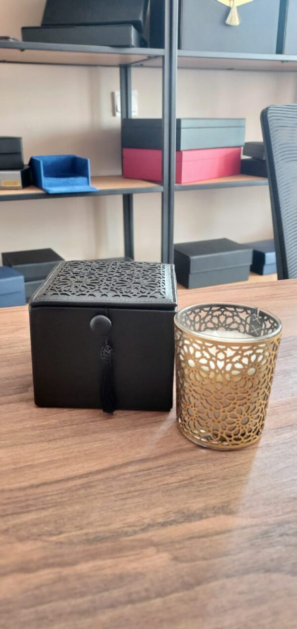 Coffret Bougie Artisanale en Métal Doré avec Motifs Géométriques