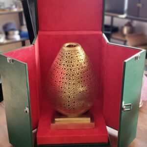 Luminaire en Métal Doré Artisanal Marocain - Décoration Élégante et Lumière Filtrée
