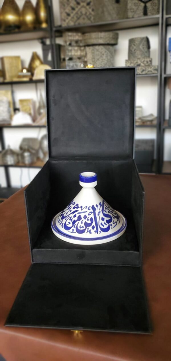 tajine en ceramique artisanale marocaine avec inscriptions calligraphiques arabes